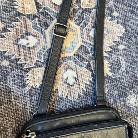 Vintage Fossil Women’s Black 100% Genuine Leather Crossbody Purse - Picture 16 of 16